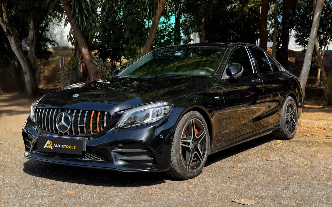 O mesmo carro limpo depois da lavagem