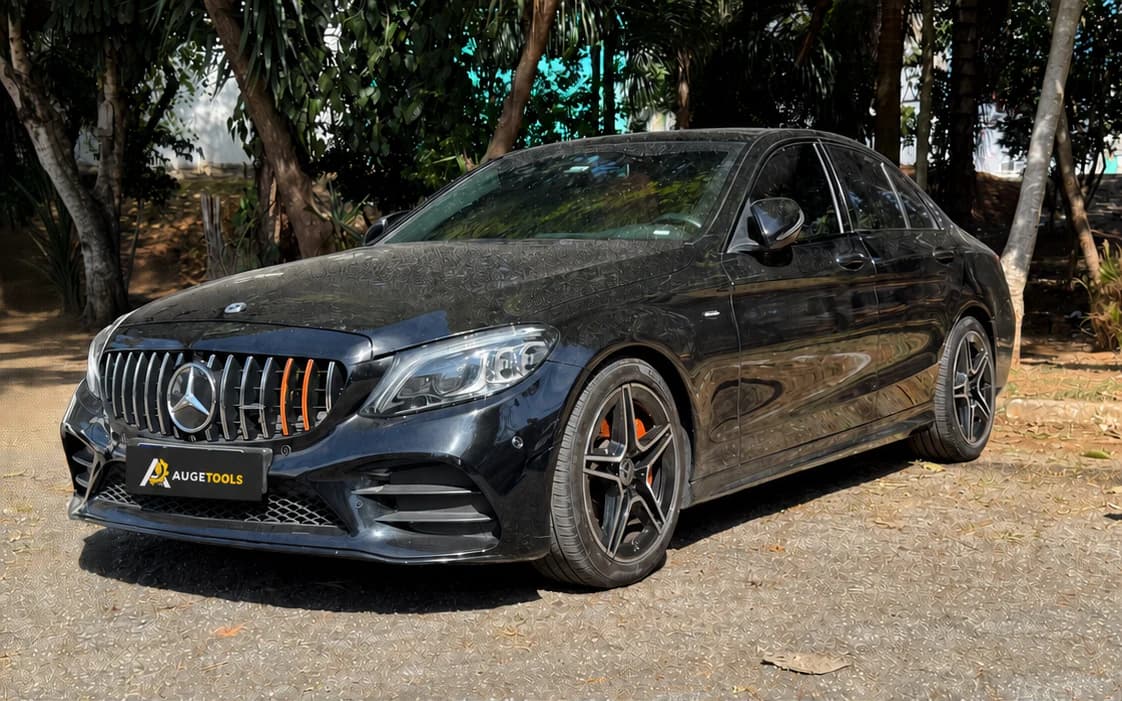 Carro coberto por poeira e barro antes da lavagem